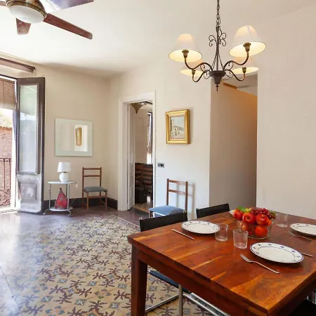Plaza Apartment *
